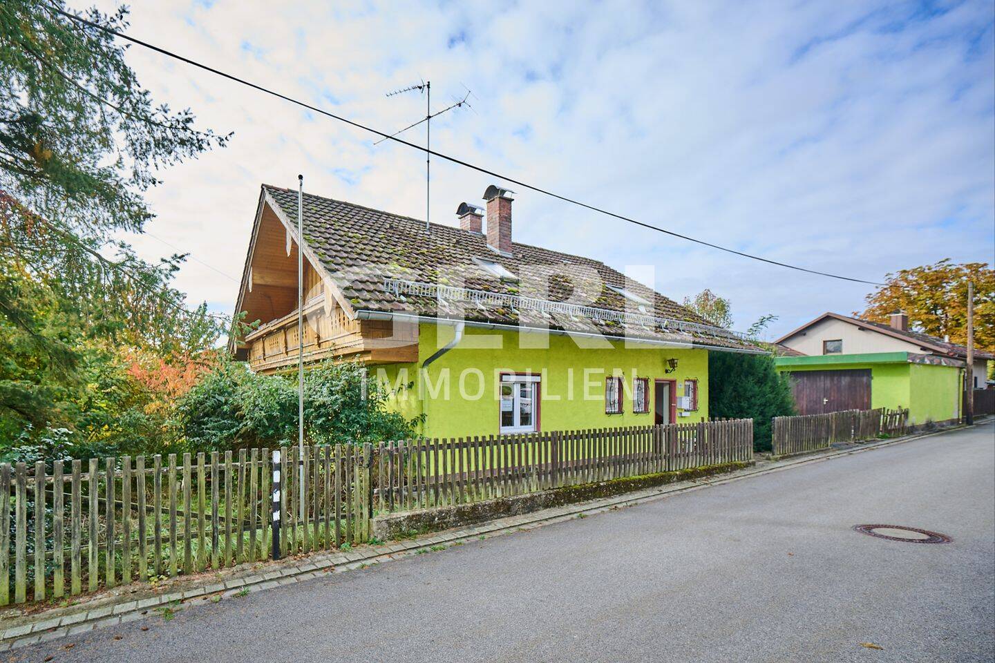 Vielseitig nutzbares Einfamilienhaus in Bogen mit 2 Garagen und PV-Anlage, Renovierungsbedarf, 94327 Bogen