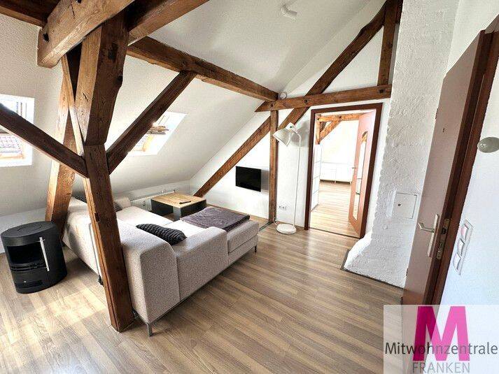 Stilvolles Wohnen unter dem Dach Hochwertig möblierte 2-Zimmer-Wohnung mit sichtbaren Holzbalken, 90443 Nürnberg