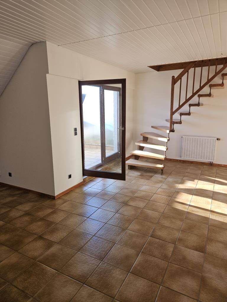 Großzügige Maisonette- Dachgeschosswohnung mit Balkon in Trier- Tarforst ab sofort verfügbar., 54296 Trier