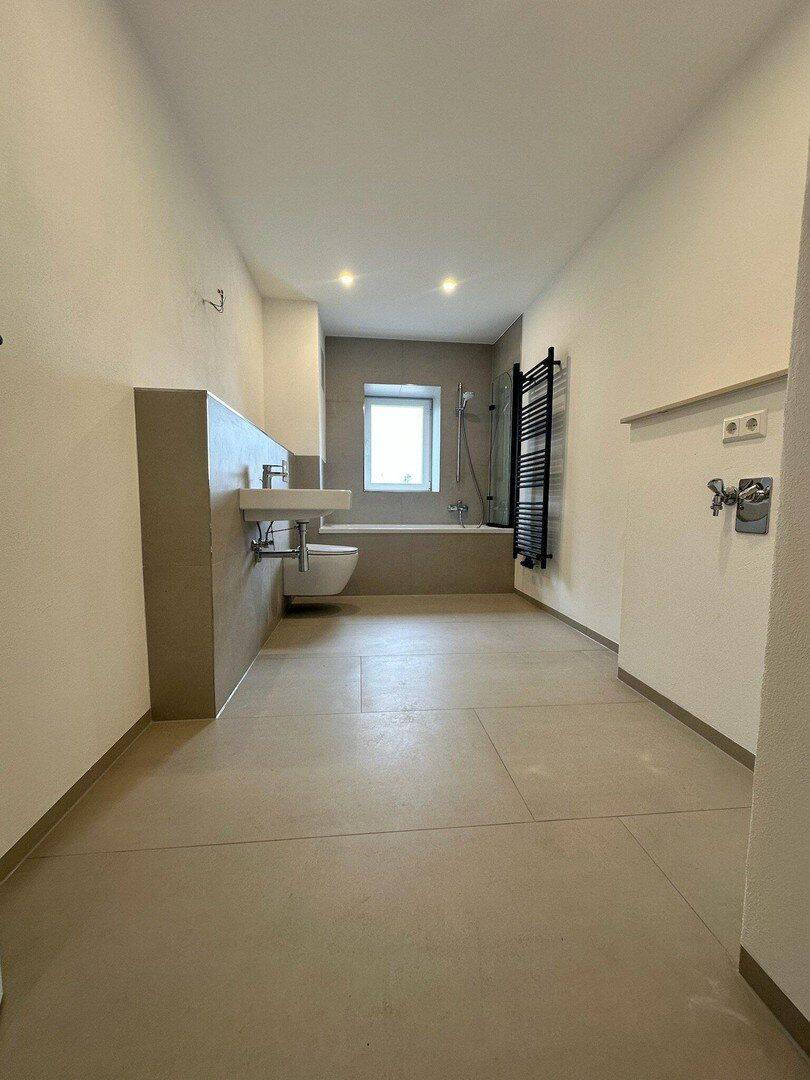 Großzügige 3-R.-DG-Wohnung mit Einbauküche – Erstbezug nach hochwertiger Sanierung, 8393 Meerane