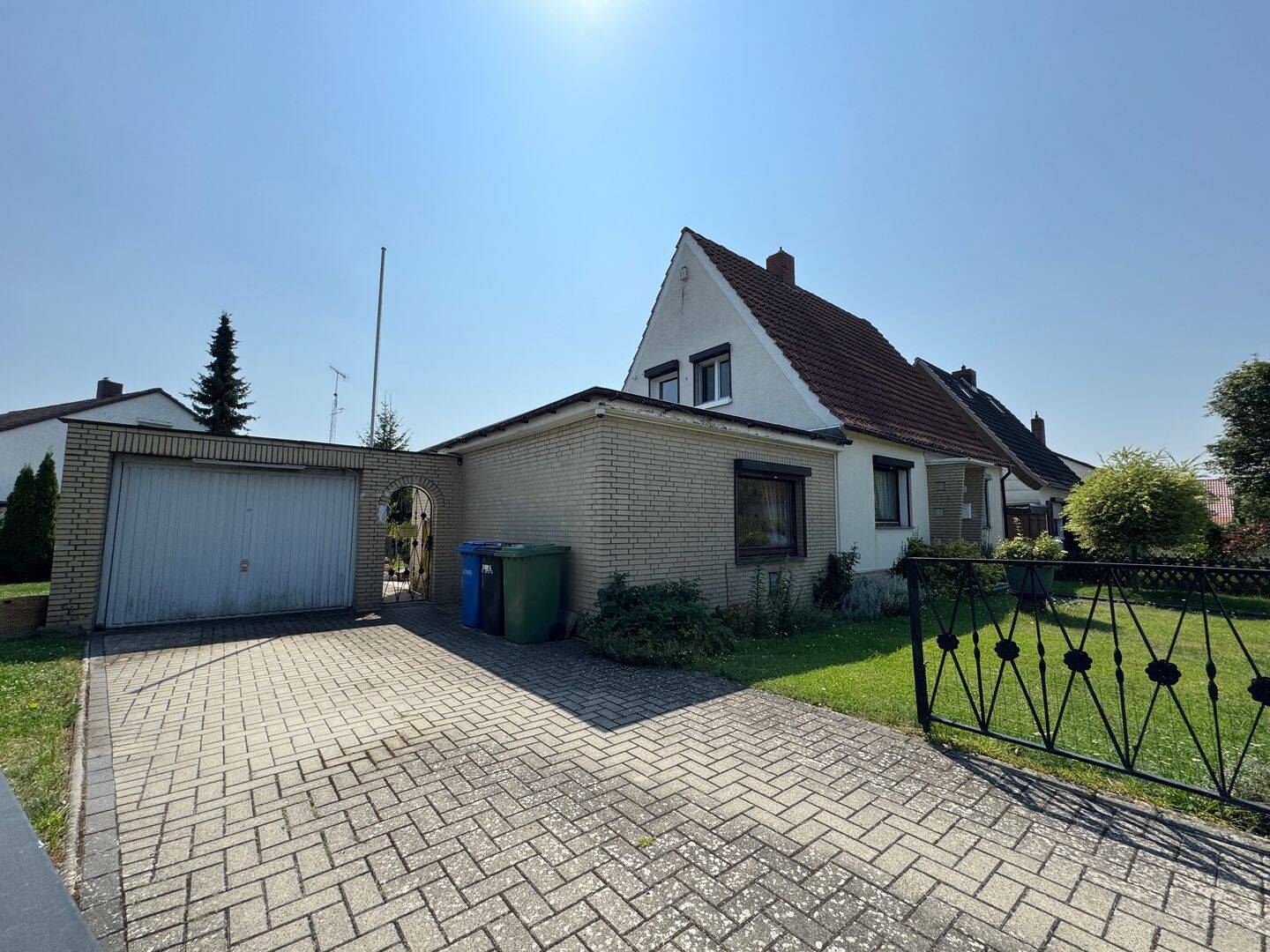 Einfamilienhaus mit großem Eigentumsgrundstück und gepflegtem Außenbereich, 38350 Helmstedt