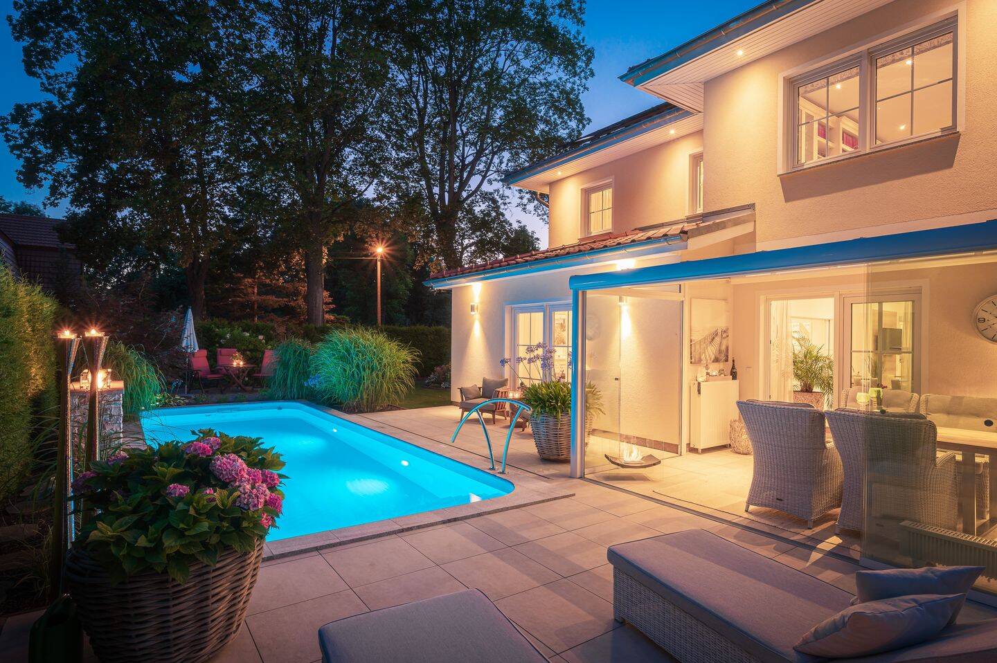 Zeitlose Architektur und exklusives Wohngefühl – elegante Villa mit beheiztem Pool, 14612 Falkensee