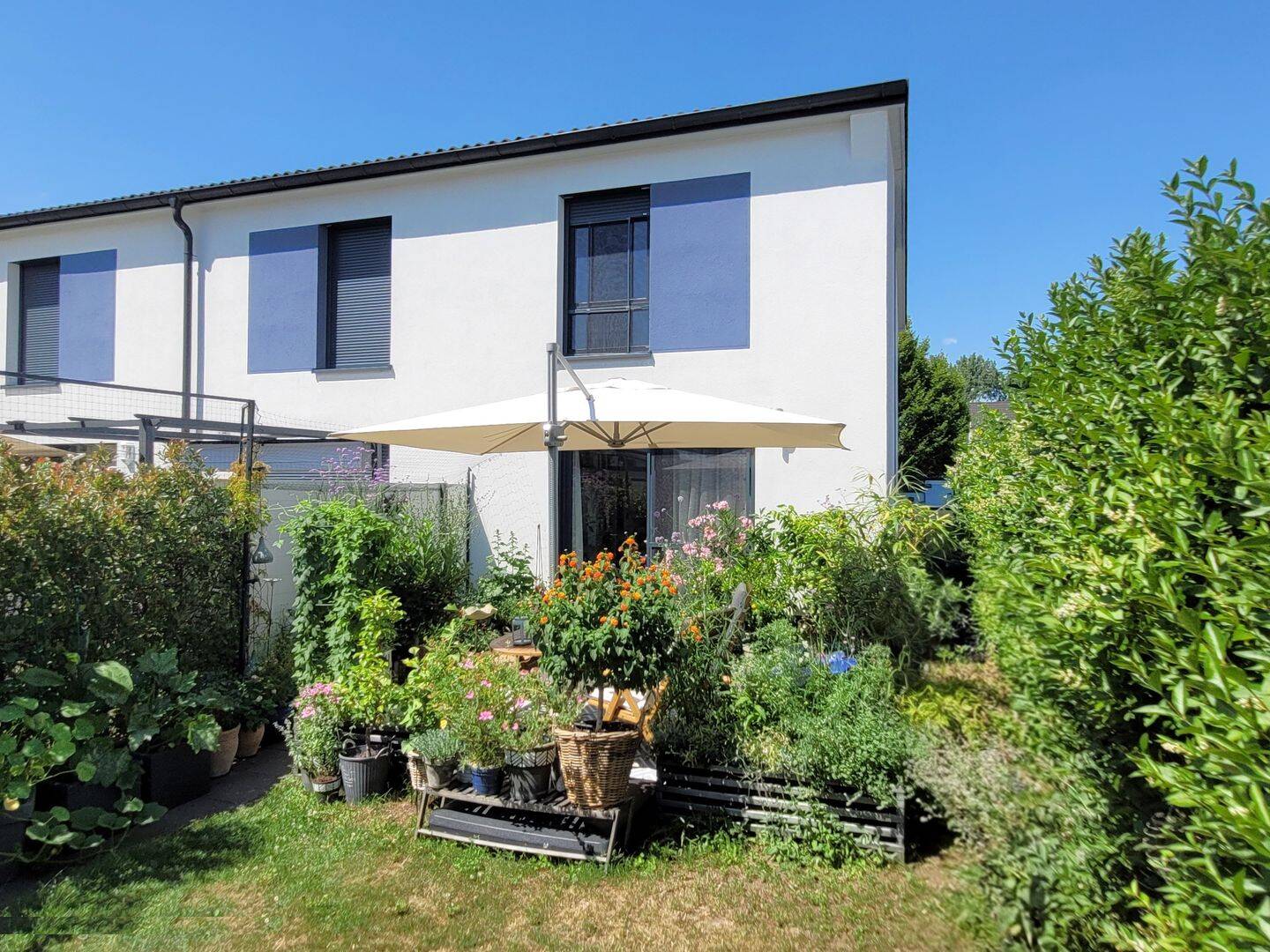 Einziehen und Wohlfühlen: Neuwertiges, sehr schickes Reiheneckhaus ganz in der Nähe des neuen Siemens-Campus, 91058 Erlangen (Bruck Eltersdorf Erlangen-Süd Sebaldussiedlung Tennenlohe)