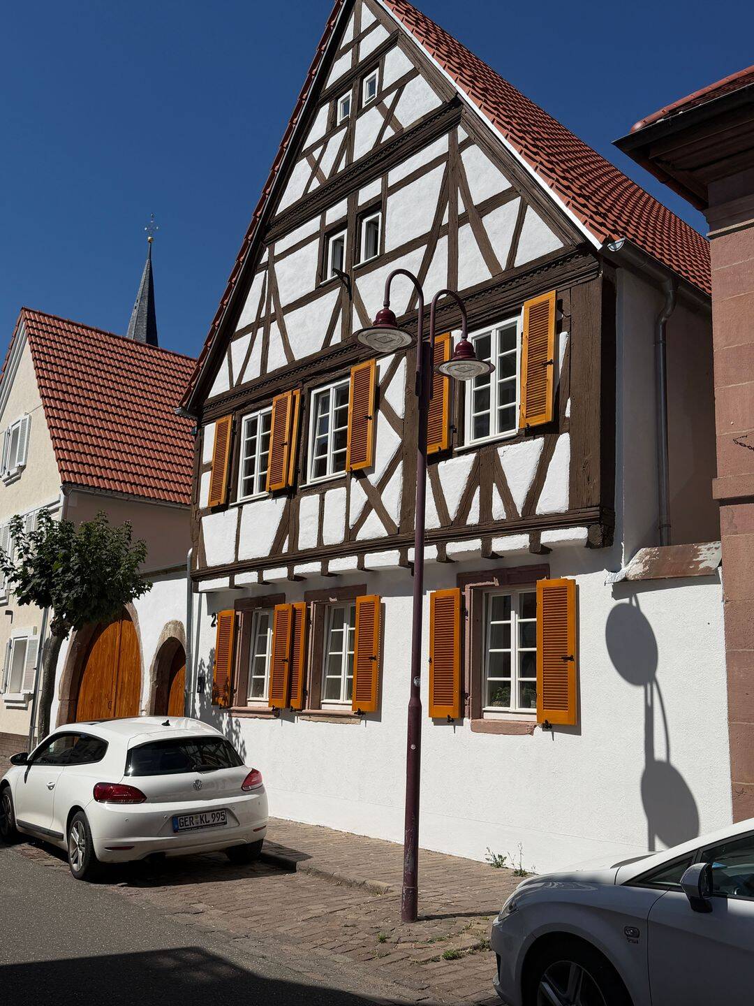 Erstbezug: Stilvolle Dreizimmerwohnung im liebevoll sanierten historischen Fachwerkhaus, 76835 Rhodt unter Rietburg