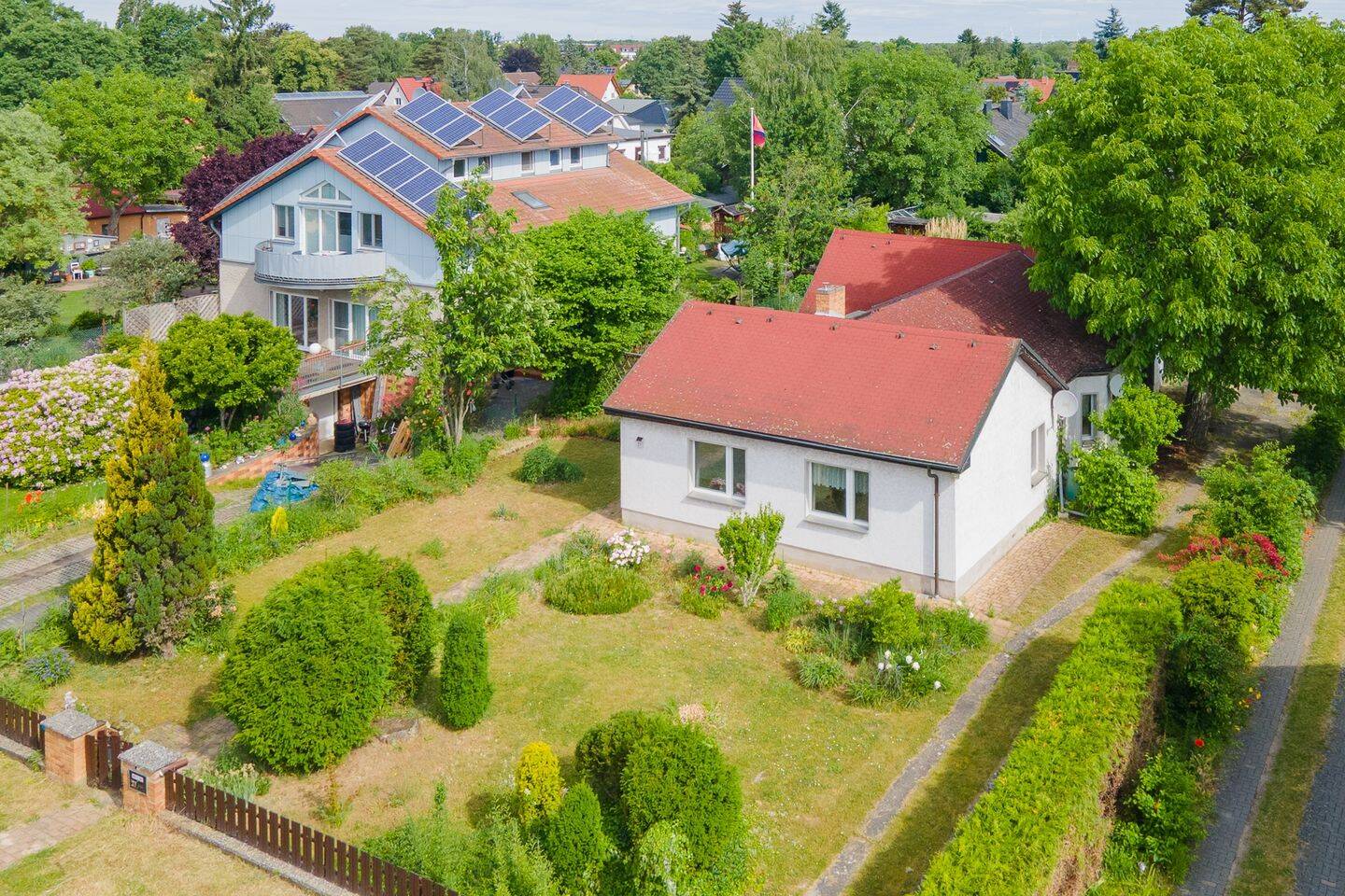 Bahnhofsnah! Sanierungsfähiger Bungalow mit Keller, Einbauküche, Garage und großem Garten in Hönow, 15366 Hoppegarten