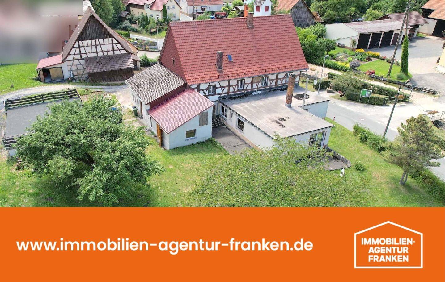 Bieterverfahren: Denkmalgeschützes Haus mit Scheune auf großem Grundstück im Landkreis Bamberg zu verkaufen, 96110 Scheßlitz