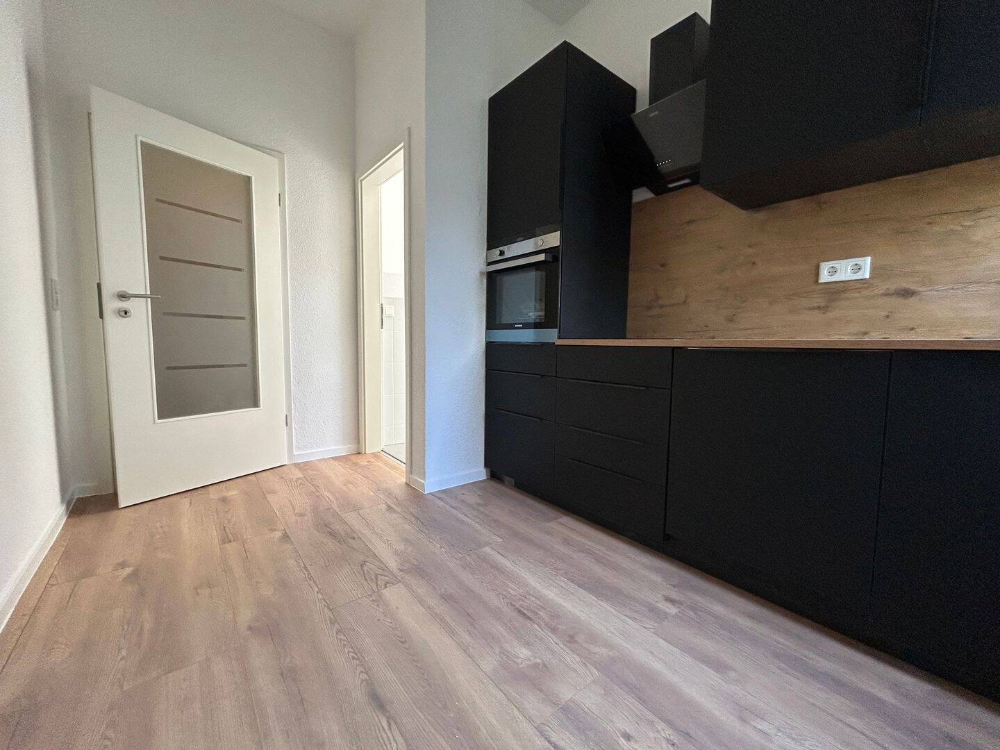 Erstbezug nach Renovierung – 2 Zimmer Wohnung  mit Schallschutzfenstern inkl. neuer Küche, 9117 Chemnitz (Rabenstein Reichenbrand Rottluff Siegmar)