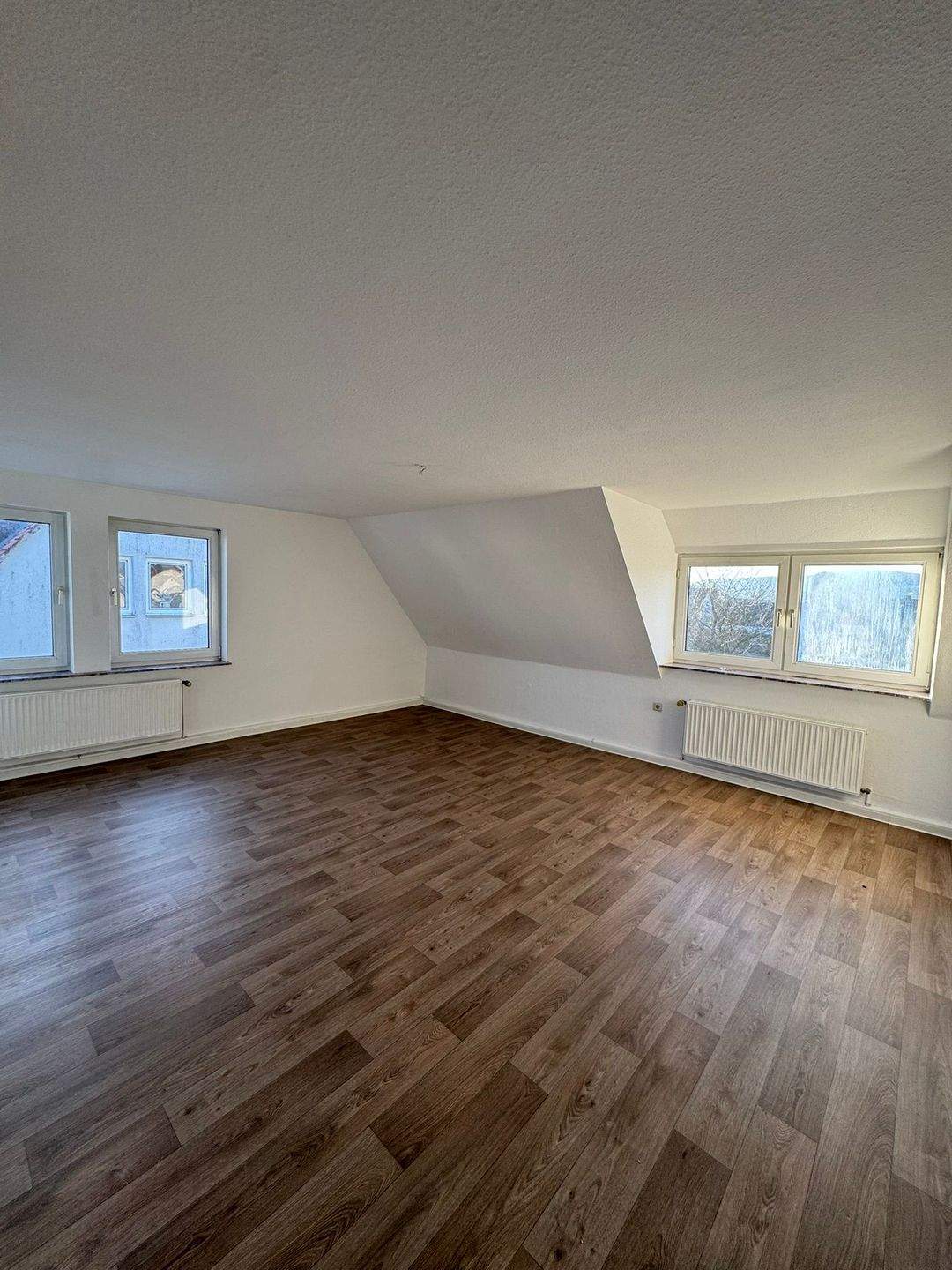 NETTE NACHMIETER GESUCHT – Tolle 3-Zimmer Wohnung im Dachgeschoss mit hellem Wannenbad!, 37697 Lauenförde