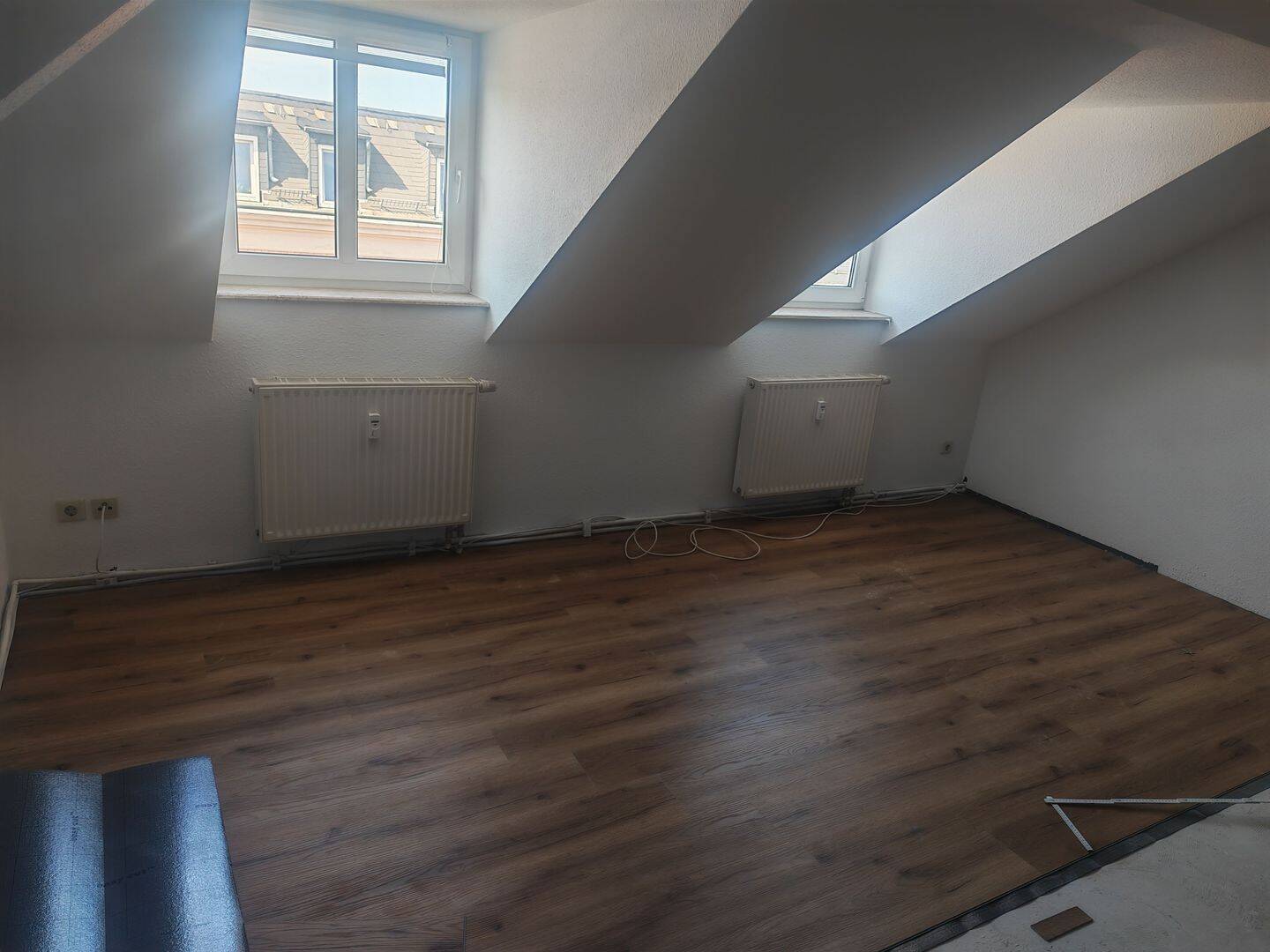 2-Zimmer-Dachgeschosswohnung, neu renoviert, Einbauküche, zentrumsnah, ÖPNV vor der Tür, 8056 Zwickau