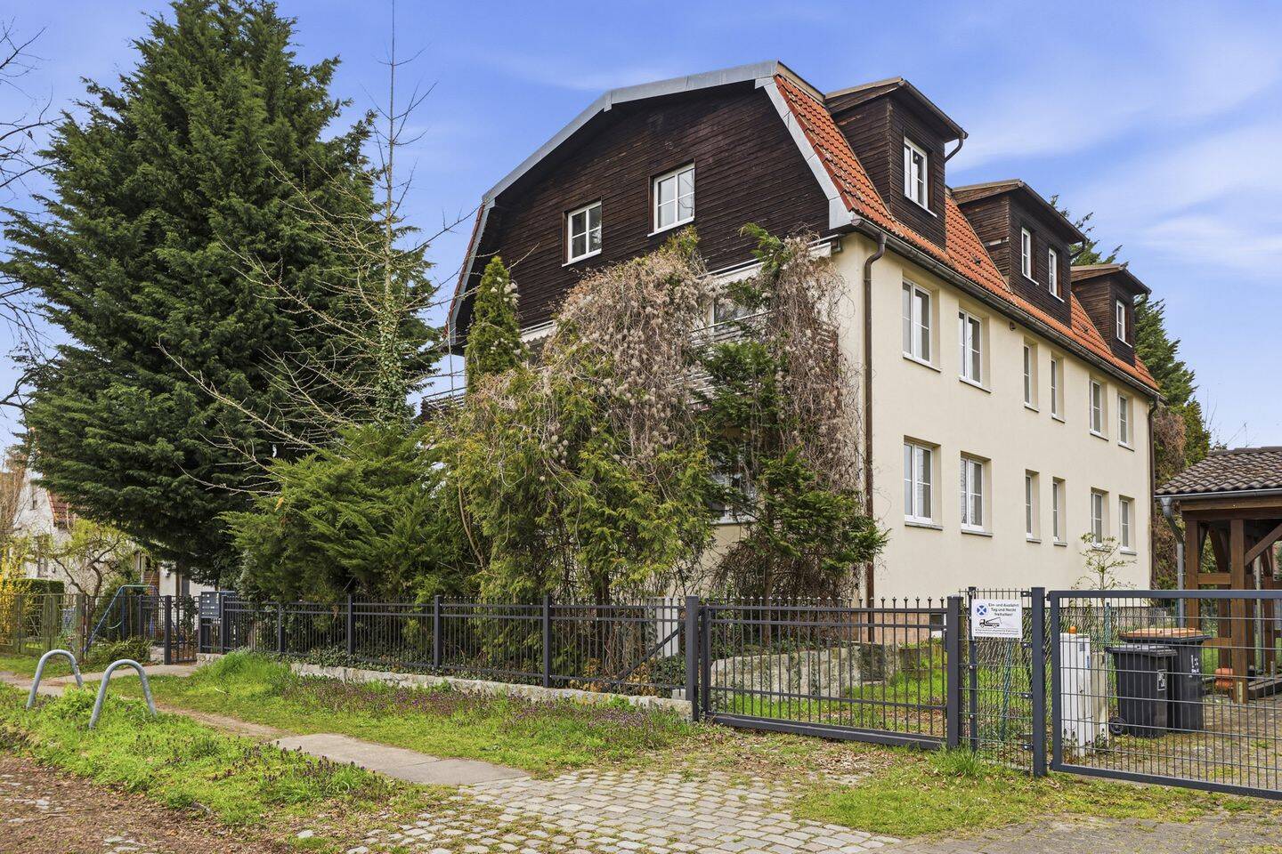 **Großzügiges leerstehendes Mehrfamilienhaus in ruhiger Lage in Blankenburg**, 13129 Berlin (Pankow)