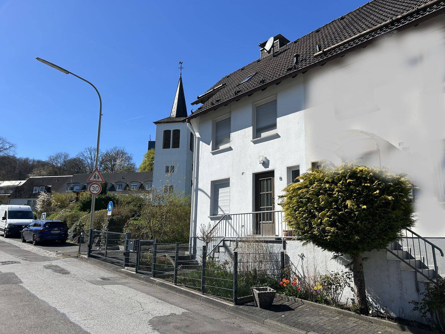 Dieses charmante Einfamilienhaus in Form einer Doppelhaushälfte vereint Wohnkomfort, eine durchdachte Raumaufteilung und eine attraktive Lage nahe dem, 51643 Gummersbach