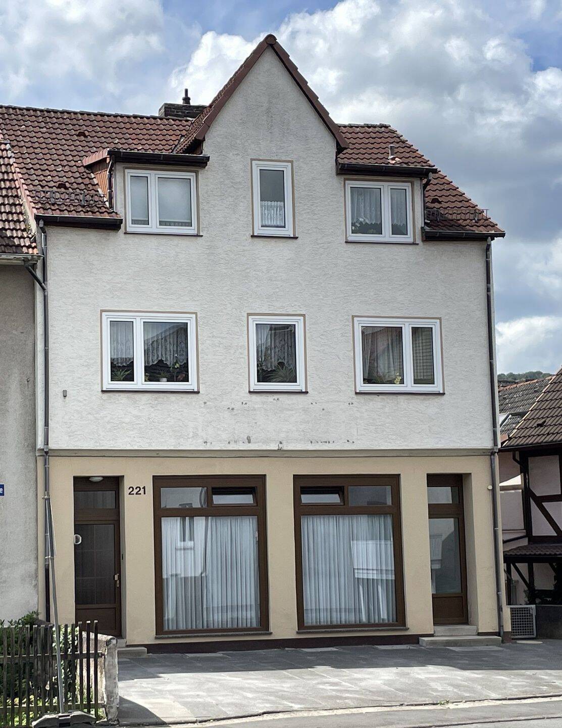 Wohn-  und Geschäftshaus mit Nebengebäuden und großem Grundstück, 34132 Kassel (Bad Wilhelmshöhe Brasselsberg Niederzwehren Nordshausen Oberzwehren)