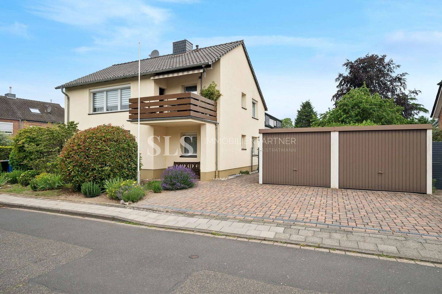 Ein Haus, zwei Wohnungen, unzählige Möglichkeiten – modernisiertes Zweifamilienhaus in Meerbusch, 40668 Meerbusch