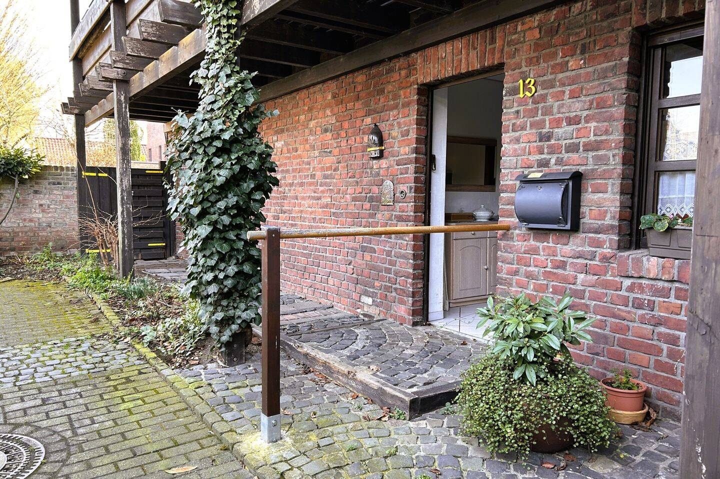 Haus mit Historie und 2 Wohneinheiten, Garten & Garage., 40668 Meerbusch