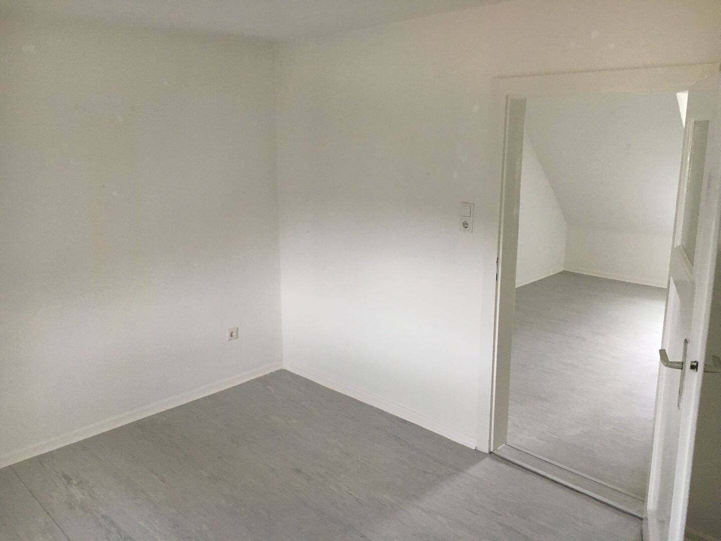 40m², 1 Zi., Kü., Bad im DG, 3 min. zur Uni (renoviert), 34127 Kassel