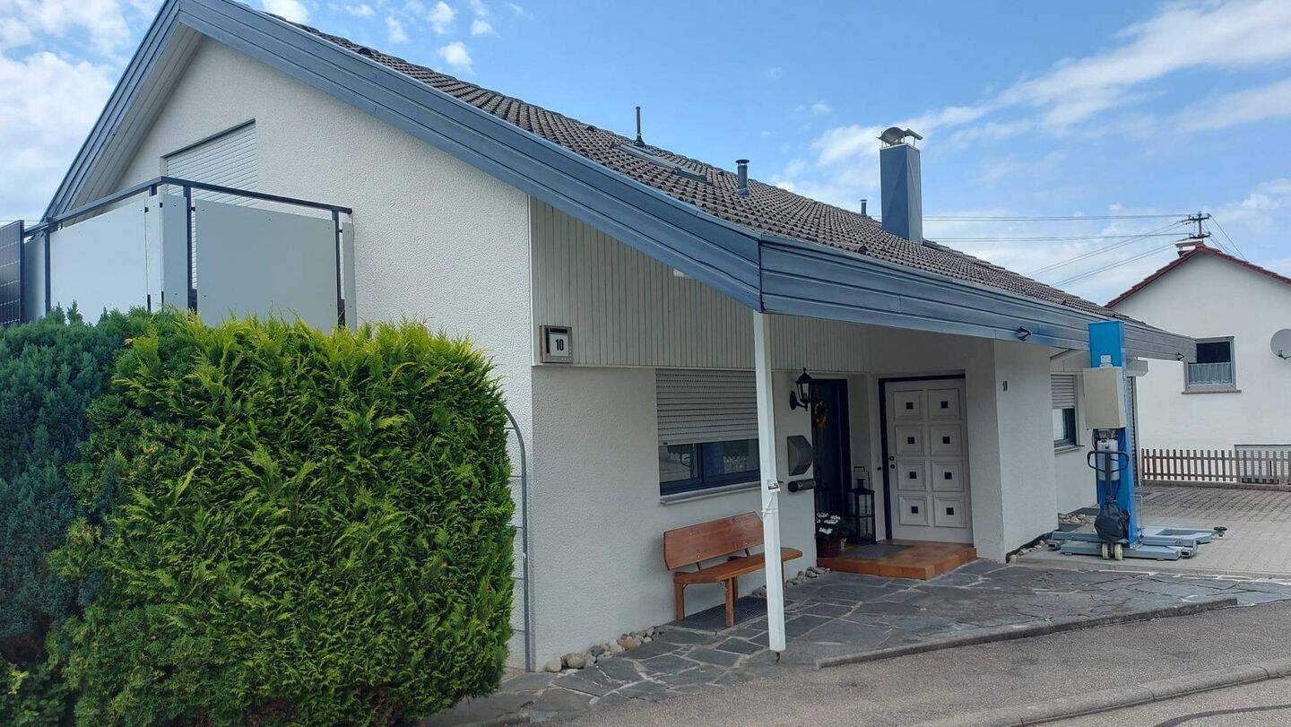 Einfamilien-Haus mit viel Wohnfläche + 3 Garagen in Aussichtslage, 72393 Burladingen