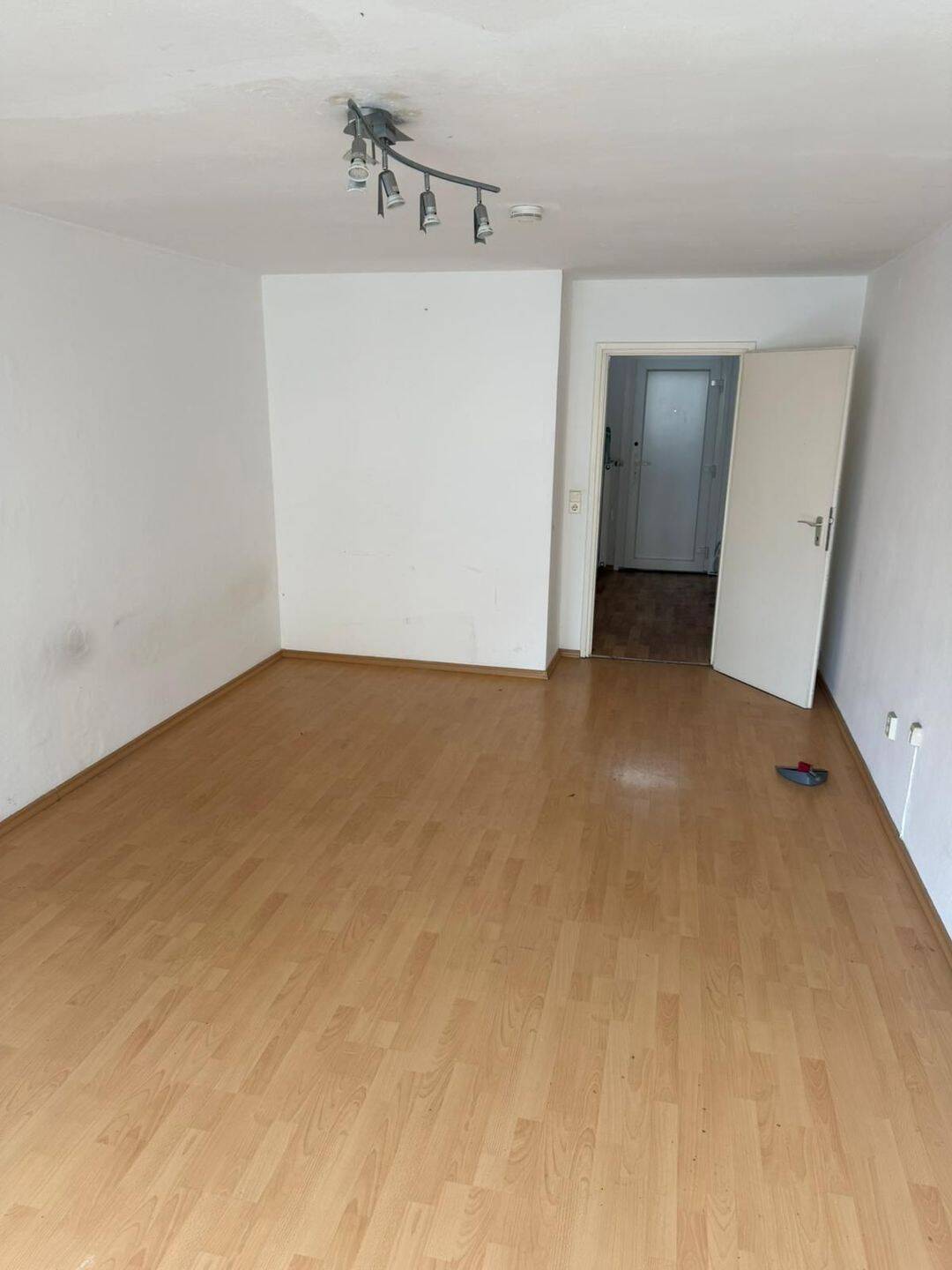 Zentrale 1 Zimmer Wohnung mit Balkon und Küchenzeile, 93055 Regensburg (Brandlberg-Keilberg Burgweinting-Harting Innenstadt Ostenviertel Schwabelweis)