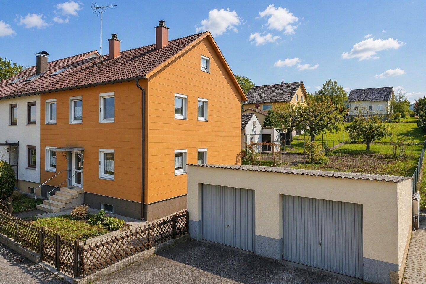 Freiraum für die ganze Familie – Zweifamilienhaus mit großem Grundstück in ruhiger, naturnaher Ortsrandlage, 71723 Großbottwar