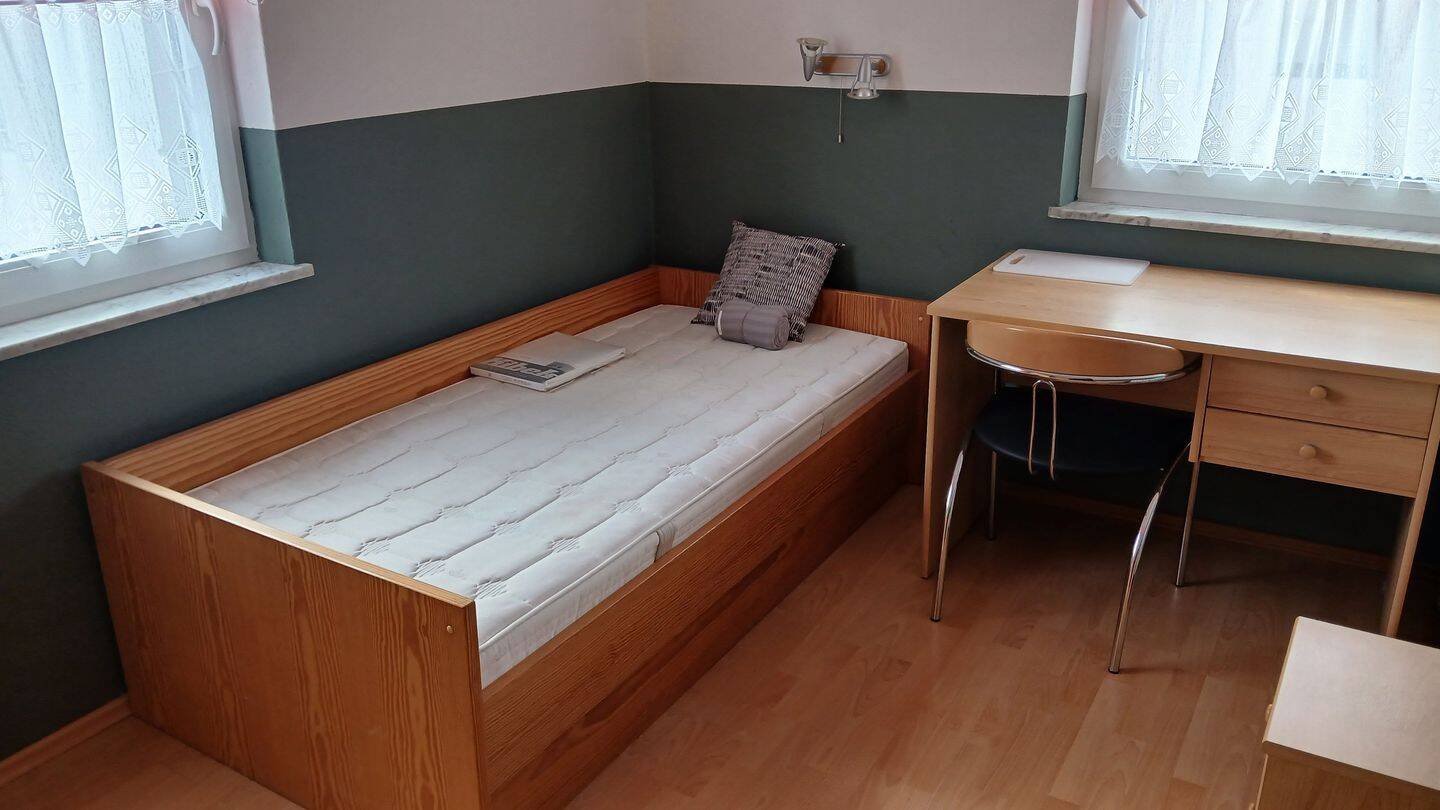 Möbliertes Zimmer, 405 Euro Warmmiete, 1. Stock, ruhige Lage, 90513 Zirndorf