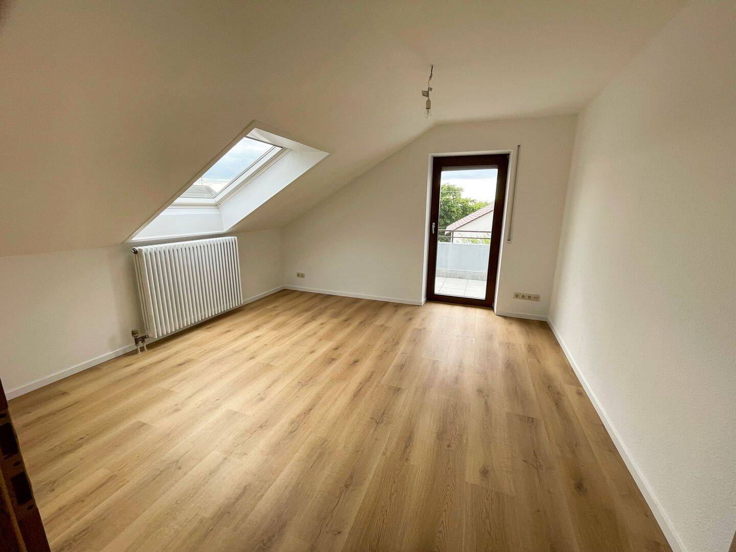 Helle 2,5-Zimmer DG-Wohnung mit Balkon in ruhiger Wohnlage, 88400 Biberach an der Riß