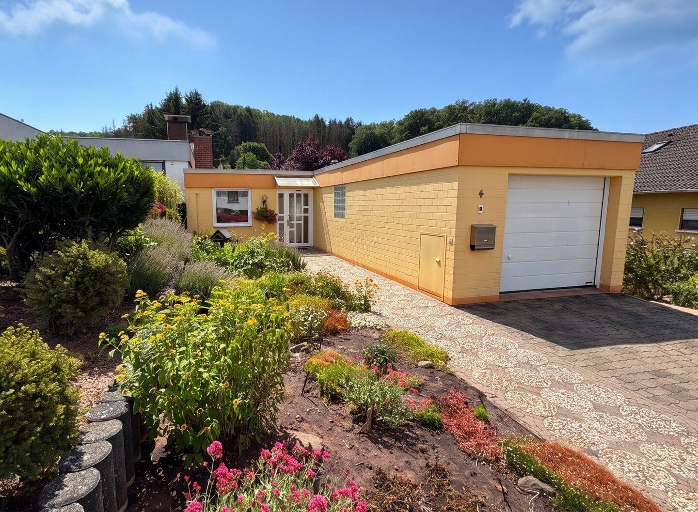 Otterberg: Top gepflegtes Reihenendhaus (Bungalow) mit schönem Garten und Garage, 67697 Otterberg
