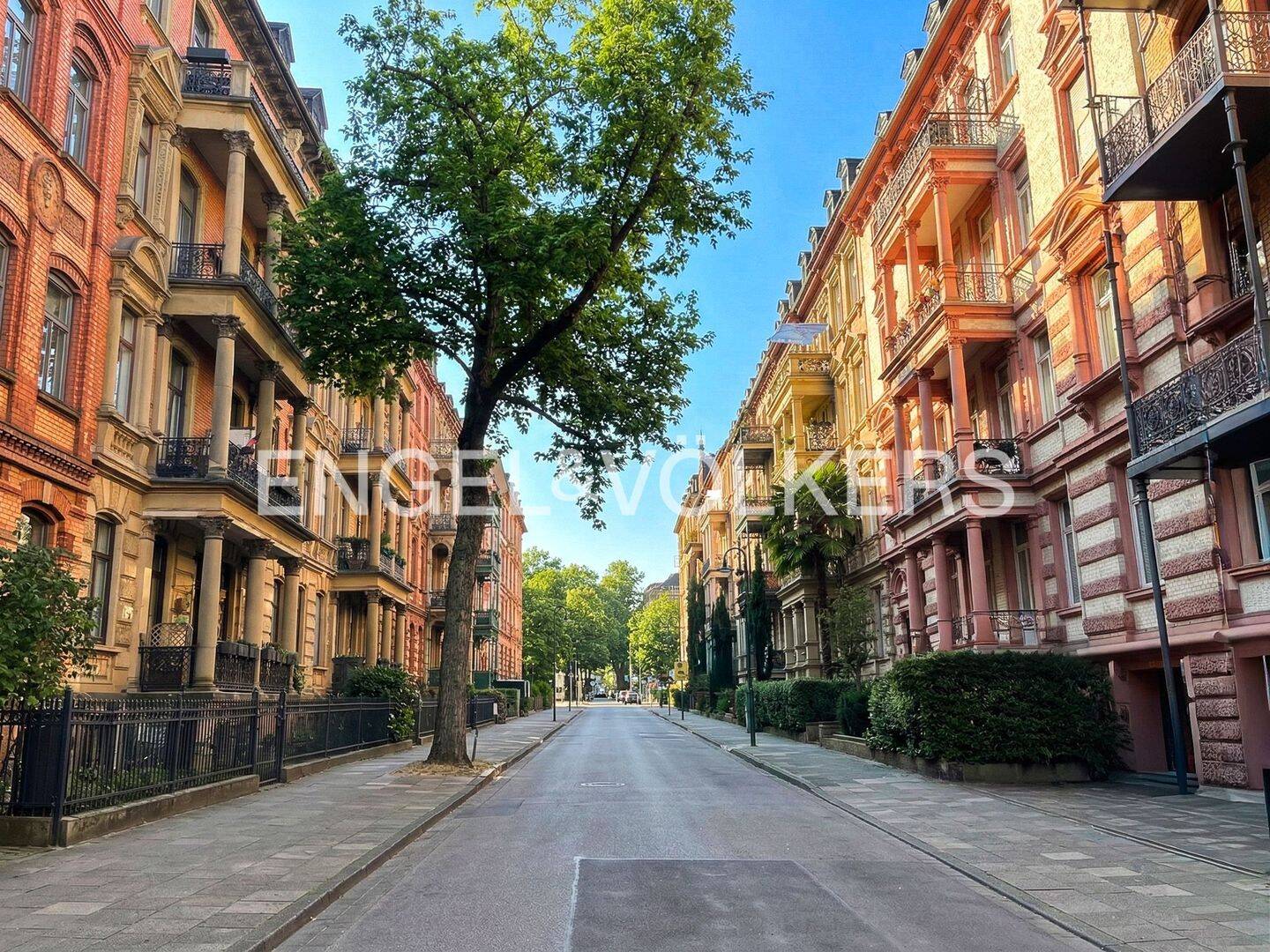 Großzügige Altbauwohnung mit Balkon und Aufzug!, 65185 Wiesbaden (Wiesbaden)