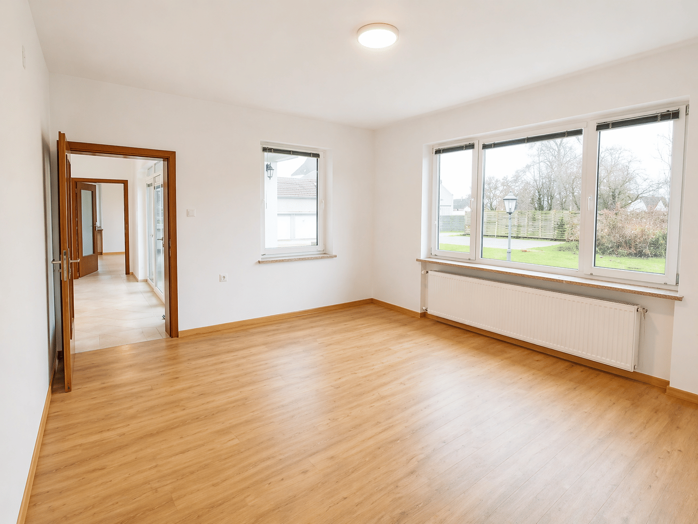 Wohnen auf einer Ebene – sanierter Bungalow mit 2.000 m² Grundstück und Nebengebäude, 94486 Osterhofen