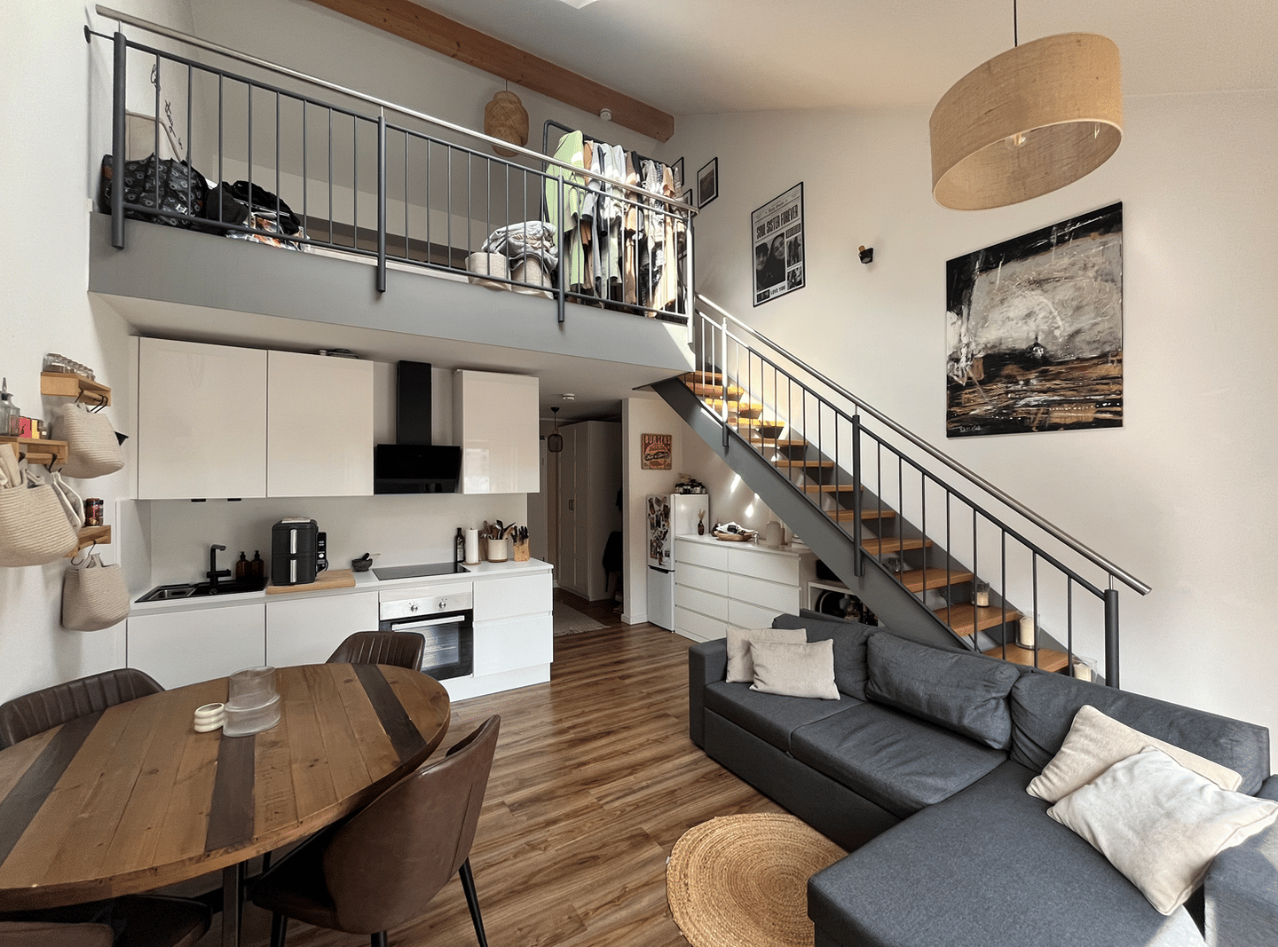Modernes Wohnen auf zwei Ebenen – Maisonette mit Galerie und sonnigem Balkon in der Kelheimer Altstadt, 93309 Kelheim