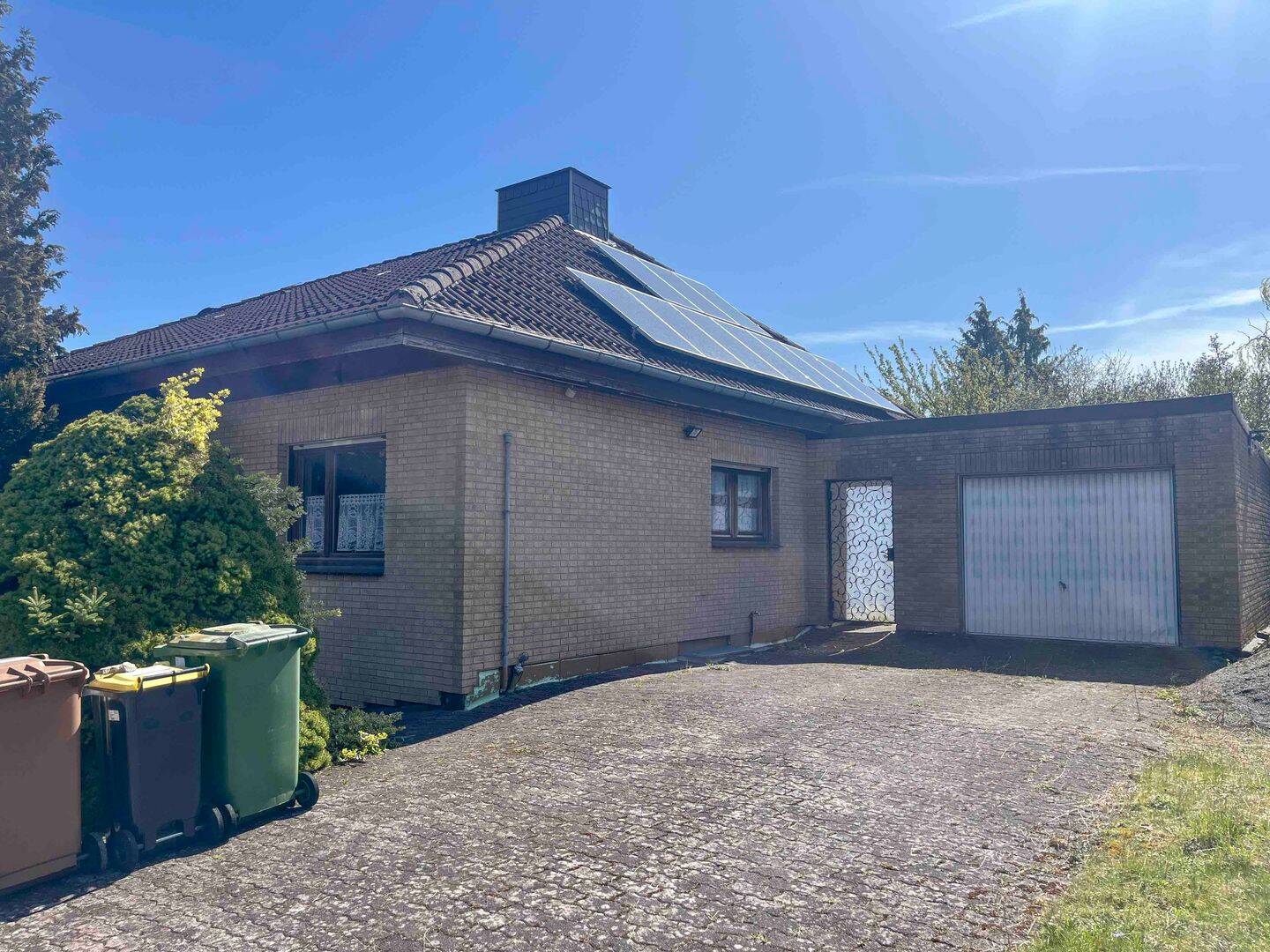 Massiv gebauter Bungalow mit großem Grundstück in toller Lage von Calden-Westuffeln, 34379 Calden