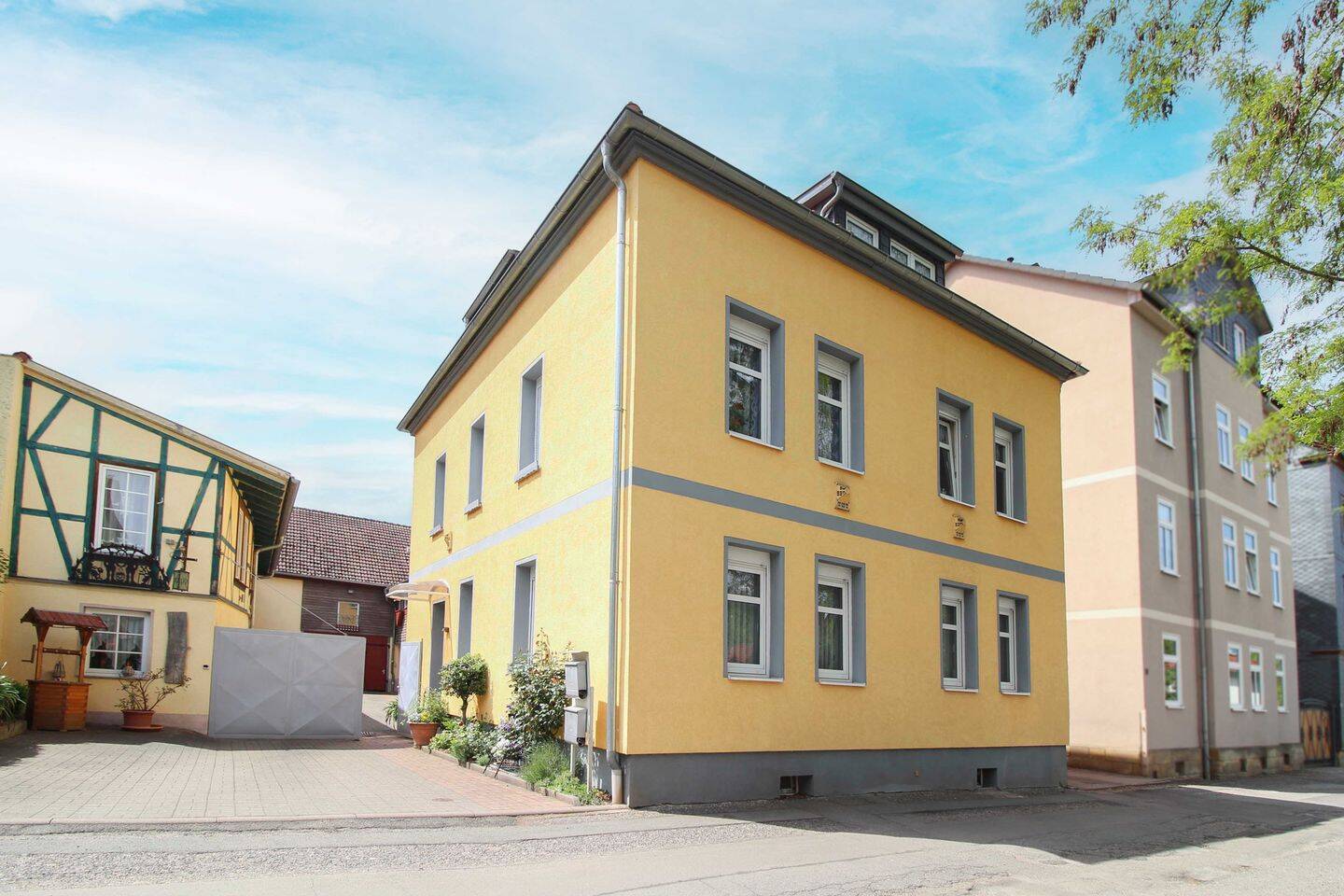 Ein Haus + 2 Wohnungen + 1 Gästewohnung im DG + Werkstatt + Lager + viel Platz + tolles Grundstück, 99867 Gotha