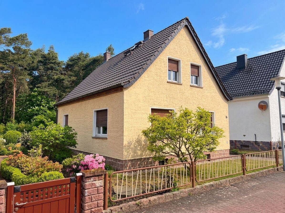 Freistehendes Einfamilienhaus mit Gartengrundstück, viel Potenzial und in beliebter Ploddaer Lage, 6774 Muldestausee