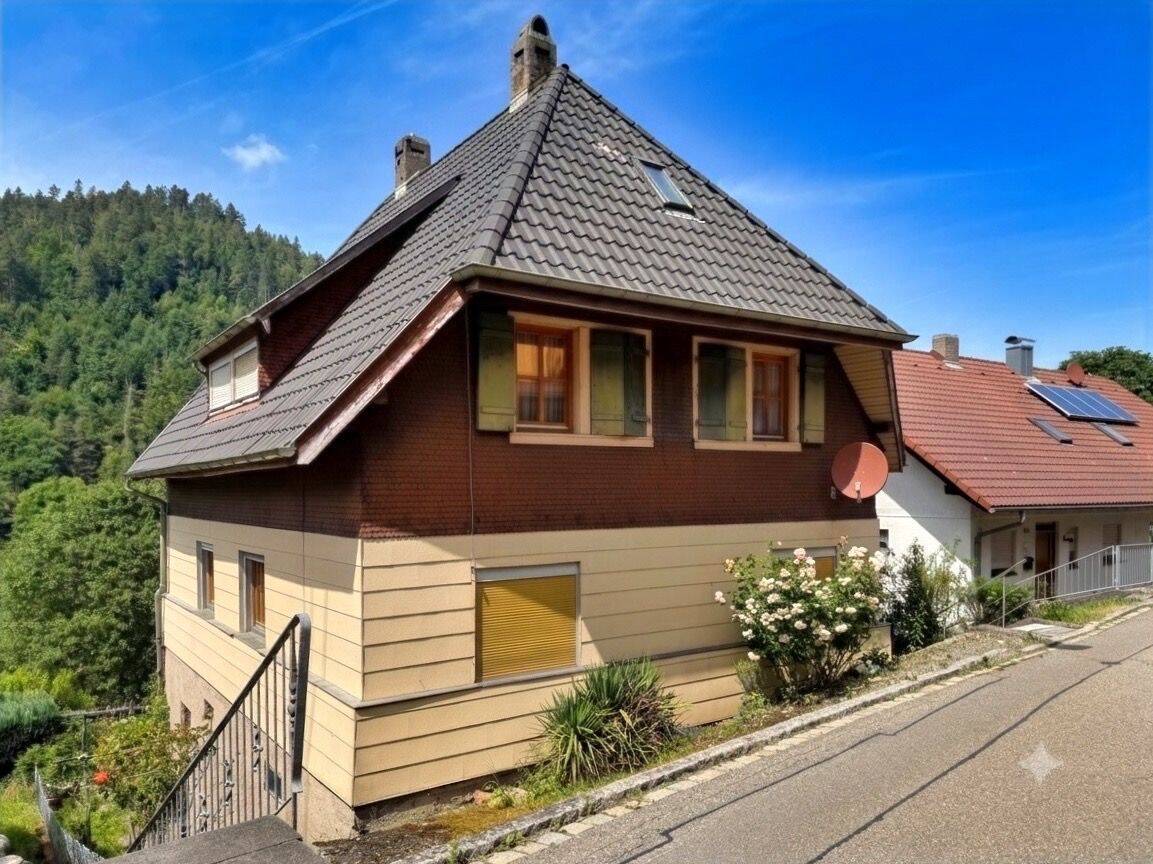 Freistehendes Ein- bis Zweifamilienhaus mit viel Potenzial in Forbach (Langenbrand), 76596 Forbach
