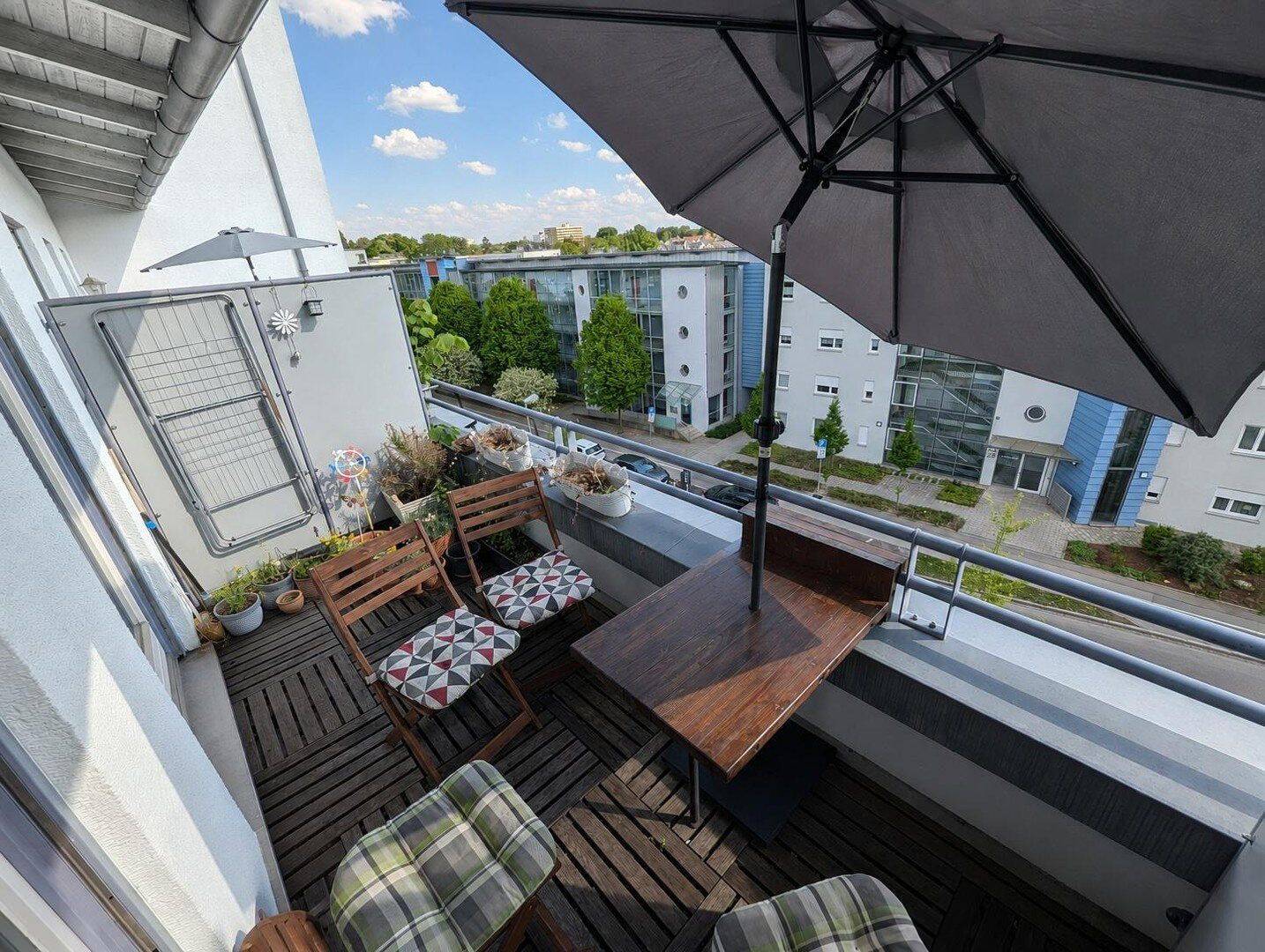 Provisionsfrei: Lichtdurchflutete 2-Zimmer-DG-Wohnung ohne Schrägen in Augsburg-Haunstetten, 86179 Augsburg (Haunstetten Siebenbrunn)