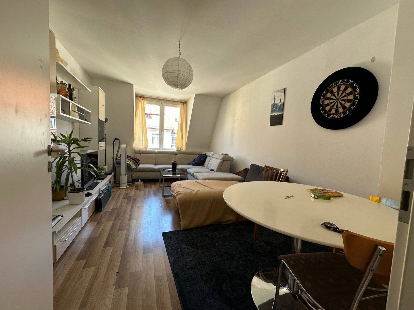 Ab 01.09.: Sanierte 3-Zimmer-Wohnung in der Mansarde, auch WG-geeignet, im Zentrum, 90459 Nürnberg