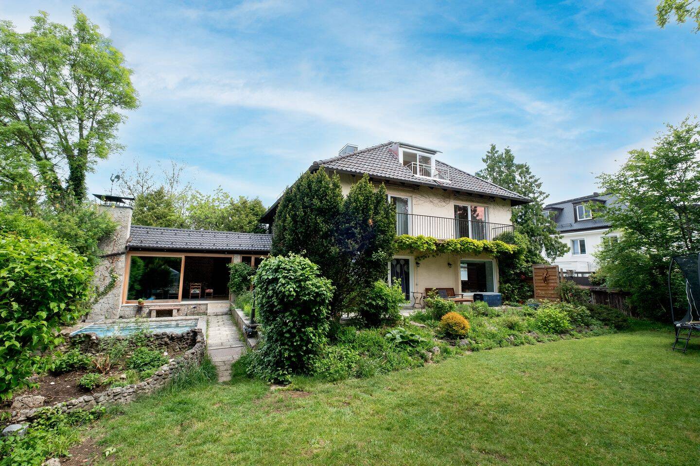 Villa mit Zukunft auf 1.035 m² Eckgrundstück in Grünwald, 82031 Grünwald