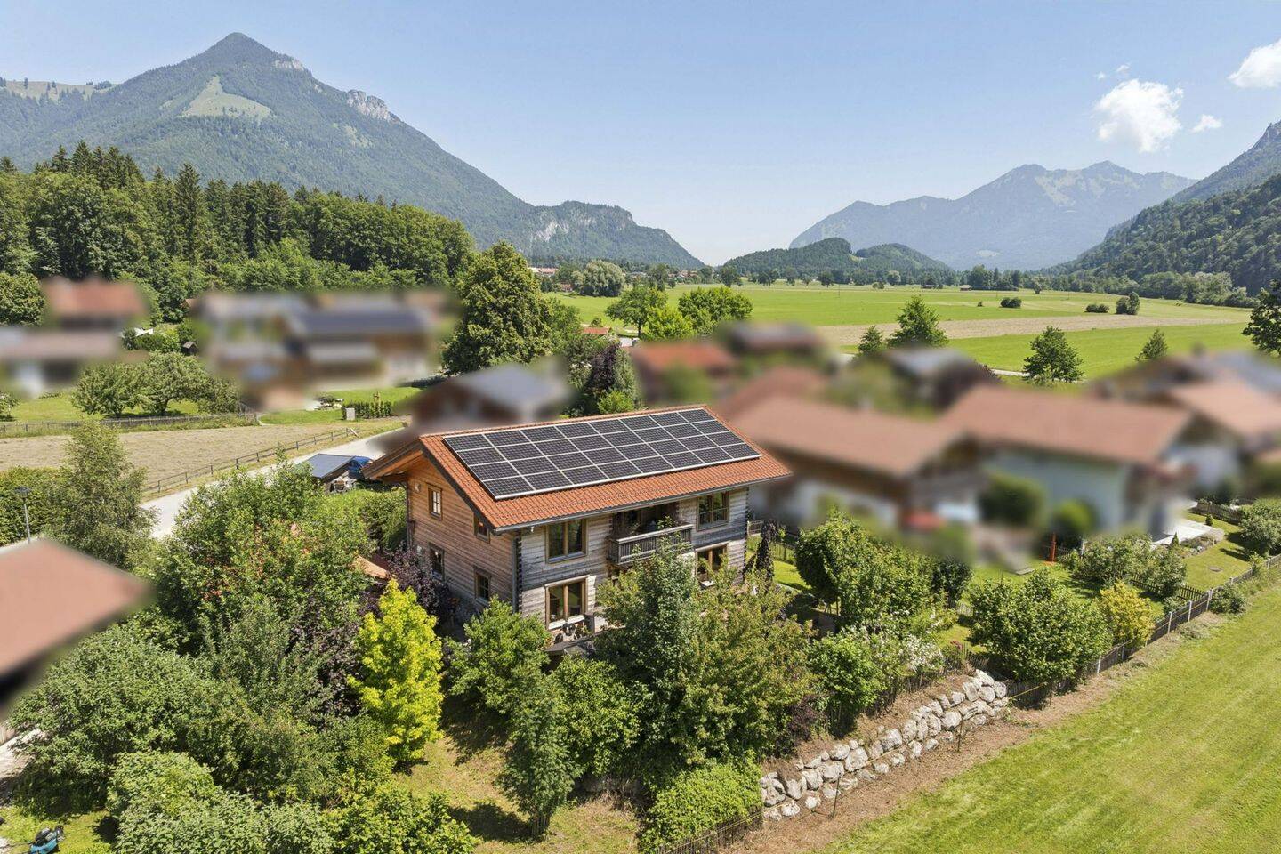 Alpines Wohngefühl in Schleching: Chiemgauer Holzhaus mit KfW-40 & Bergblick, 83259 Schleching