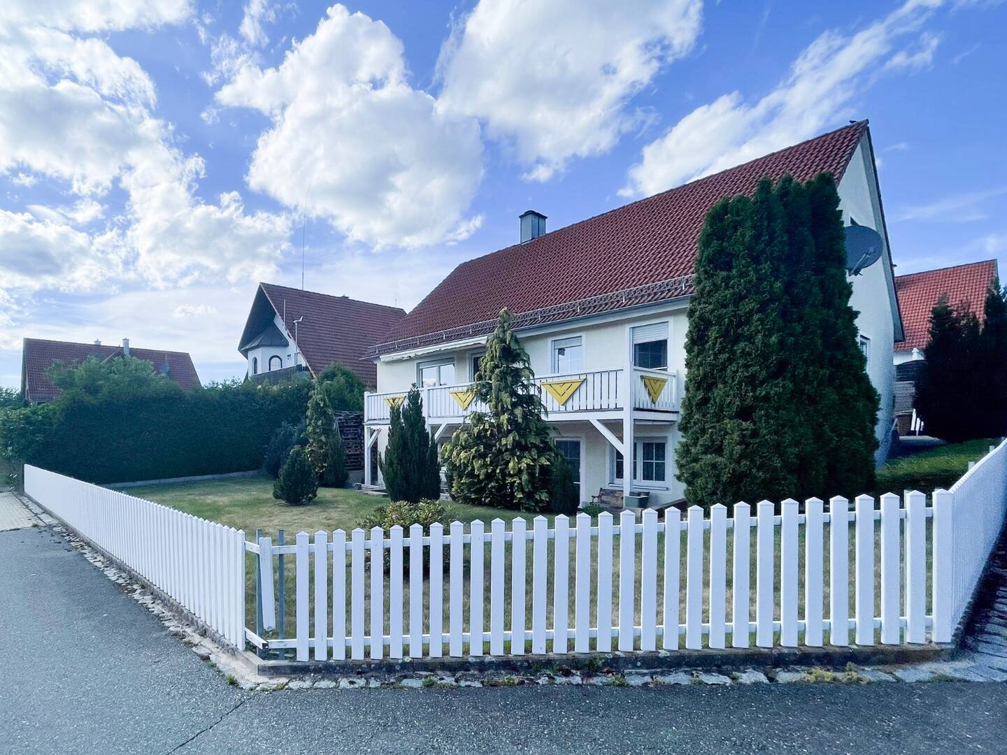 Freistehendes Einfamilienhaus mit Einliegerwohnung/ Mehrfamilienhaus / Zweifamilienhaus mit Garten und Doppelgarage in Deberndorf (Cadolzburg), 90556 Cadolzburg