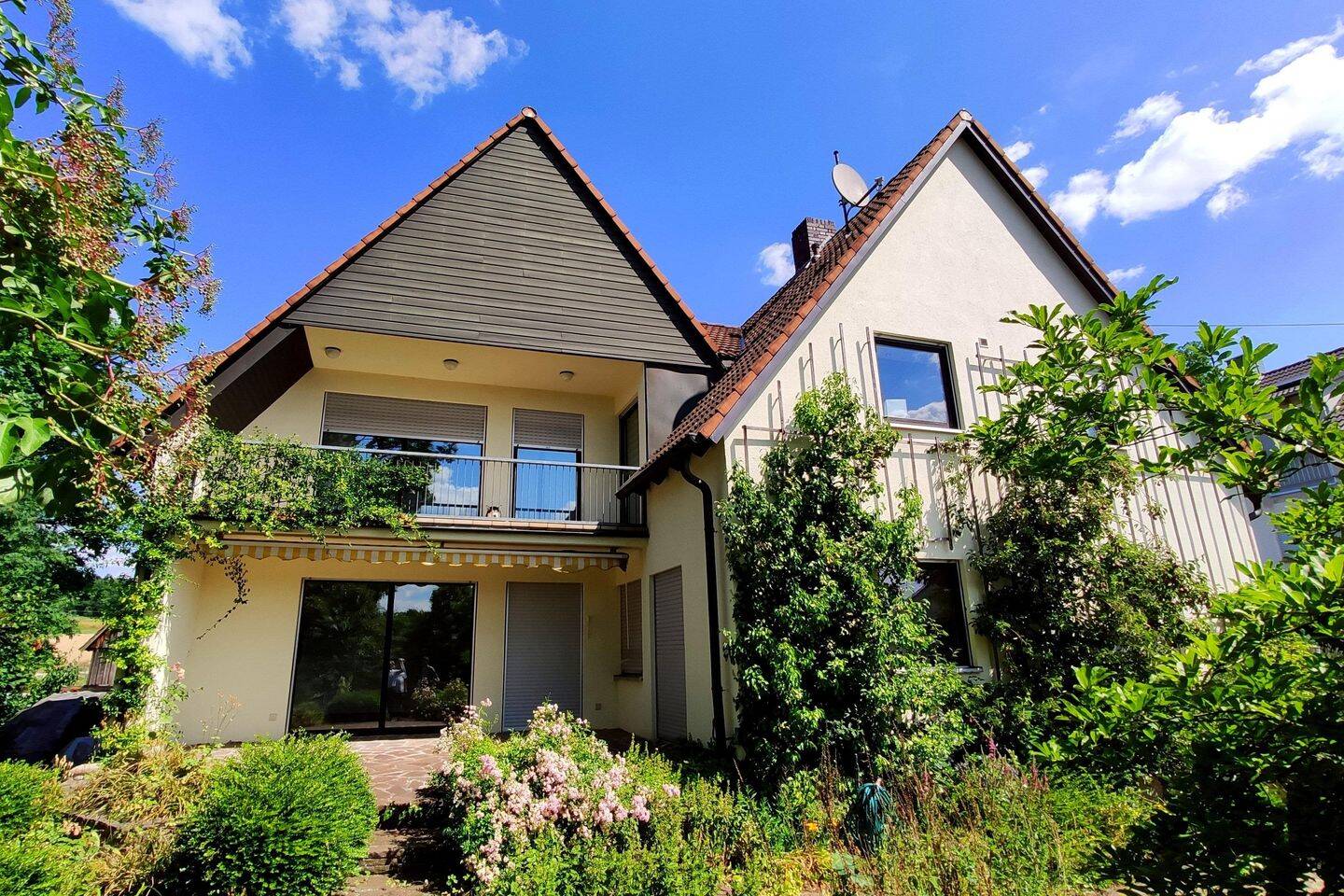 Vielseitiges Zweifamilienwohnhaus in Ortsrandlage, 96117 Memmelsdorf