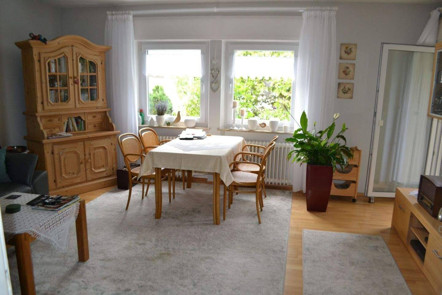 Idyllisch gelegene 3-Zimmer-Erdgeschoßwohnung mit großer Loggia und Gartenanteil in Nürnberg-Fischbach, 90475 Nürnberg