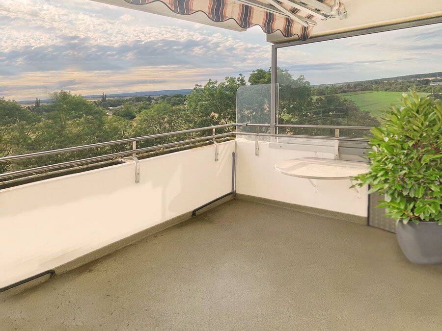 Hofheim am Taunus-Wallau: Komfortable 4 Zi. Wohnung – herrlicher Balkon mit Fernblick – gepflegte Wohnlage, 65719 Hofheim am Taunus