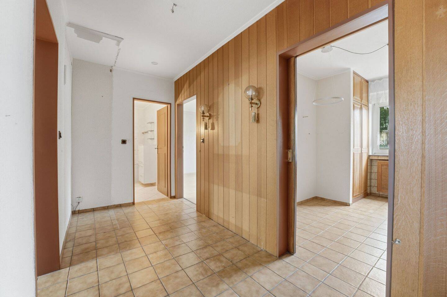 Renovierungsbedürftige 3-Zimmer-Wohnung mit Loggia und Stellplatz in Leverkusen-Rheindorf, 51371 Leverkusen (Bürrig Hitdorf Rheindorf)