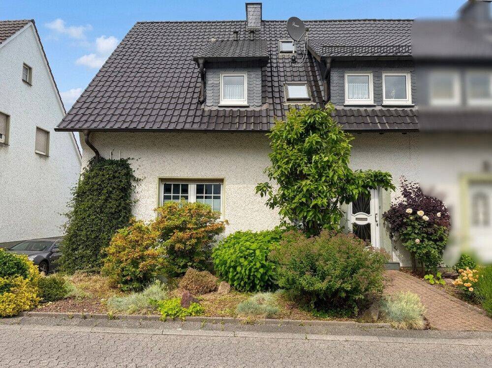 Arnsberg-Hüsten: Teilmodernisierte Doppelhaushälfte mit 1-2 Wohneinheiten auf dem Mühlenberg, 59759 Arnsberg