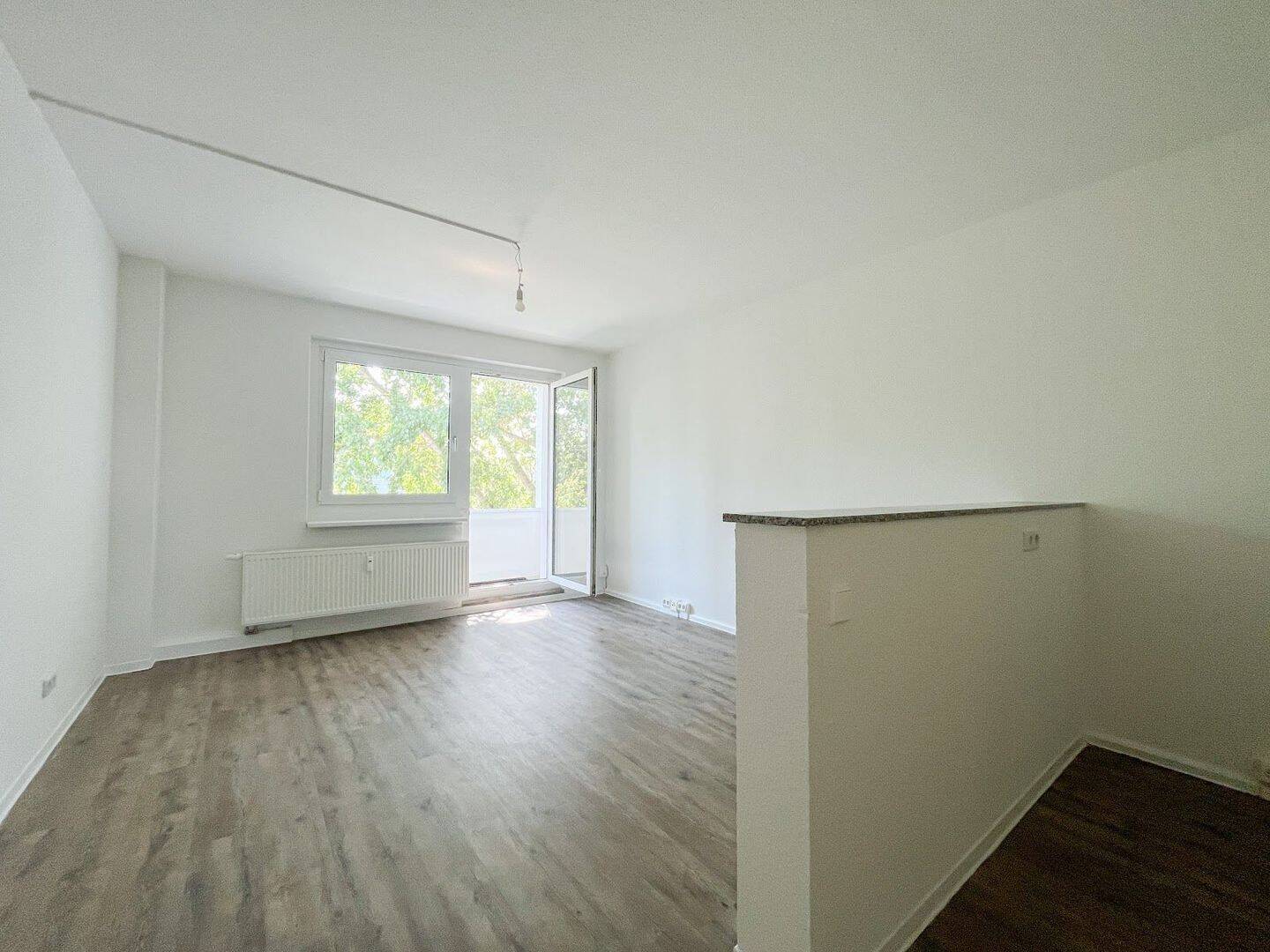 Treppensteigen lohnt sich: Frisch renovierte Familienwohnung mit Tresen & Balkon, 9119 Chemnitz (Helbersdorf Kapellenberg Kappel Zentrum)