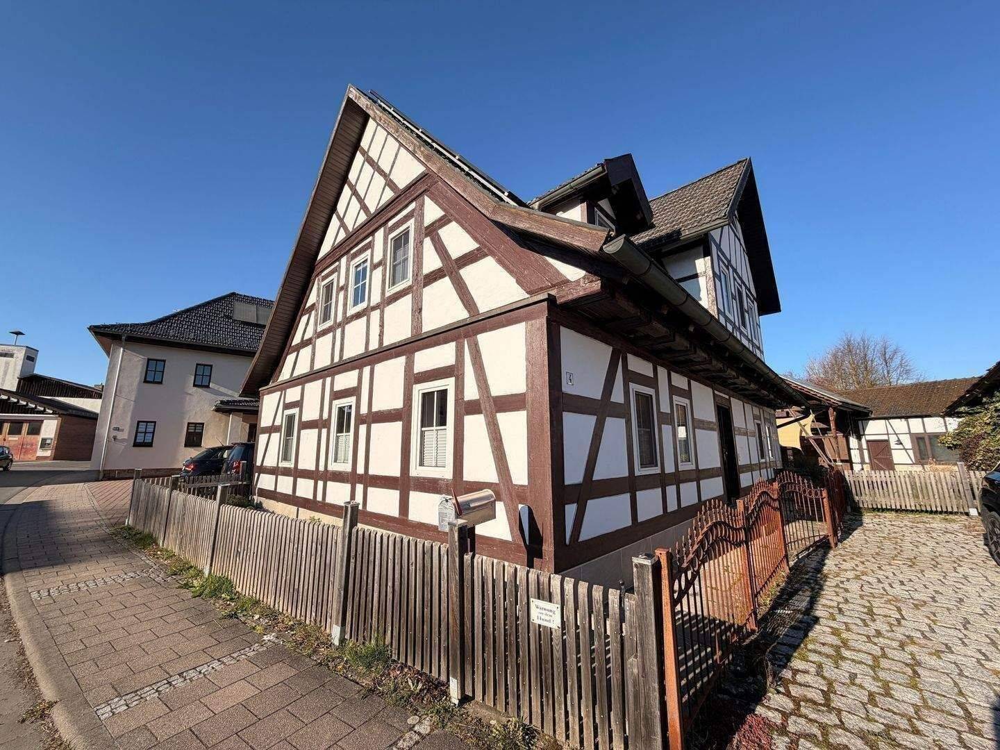 Individuelles Einfamilienhaus mit Nebengebäude in Weitramsdorf, 96479 Weitramsdorf