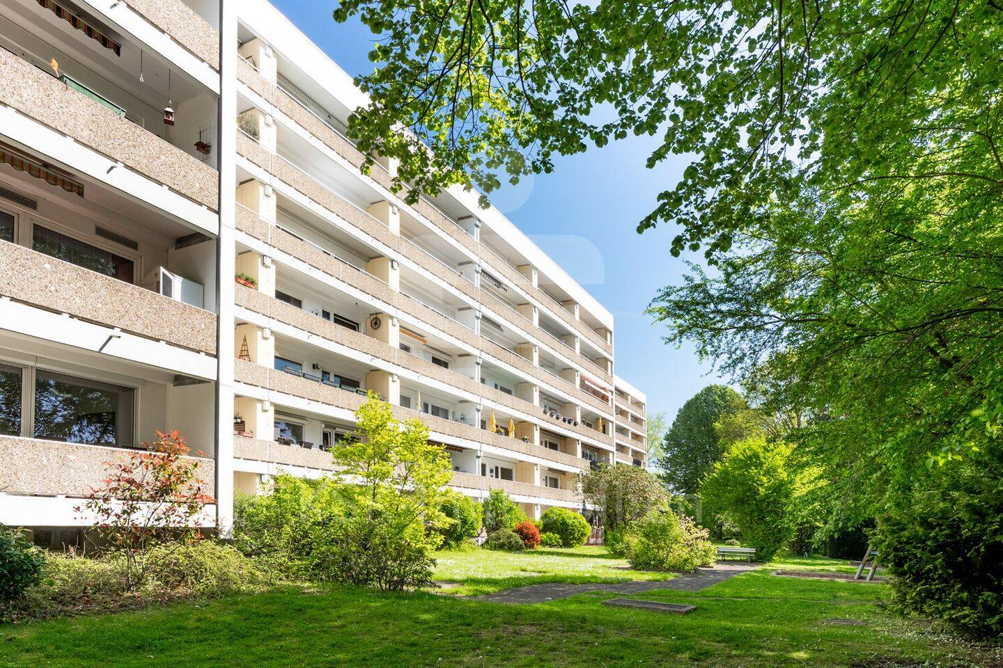 Gepflegte Eigentumswohnung mit zwei Balkonen und Tiefgaragenstellplatz in 50354 Hürth-Hermülheim!, 50354 Hürth