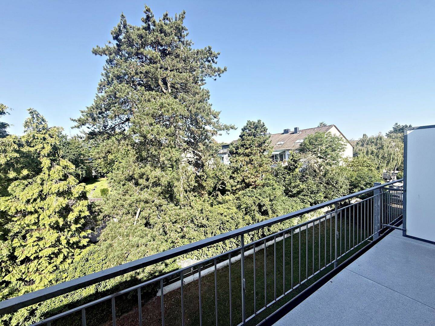 Wunderschöne Zwei-Zimmerwohnung mit großem Balkon und hochwertiger Ausstattung, 40591 Düsseldorf (Eller Holthausen Oberbilk Wersten)