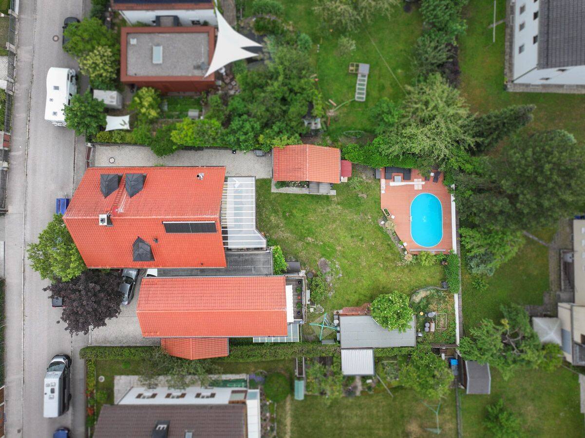 Seltene Gelegenheit in München-Allach: Fünfparteienhaus mit traumhaftem Grundstück, Pool und Garten, 80999 München (Allach-Untermenzing)