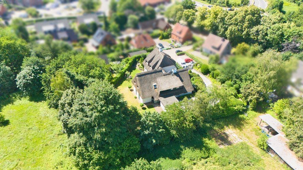 In Ortslage: Reetdachensemble mit Sylter Charakter – Einfamilienhaus mit 4 weiteren Wohneinheiten, 21218 Seevetal