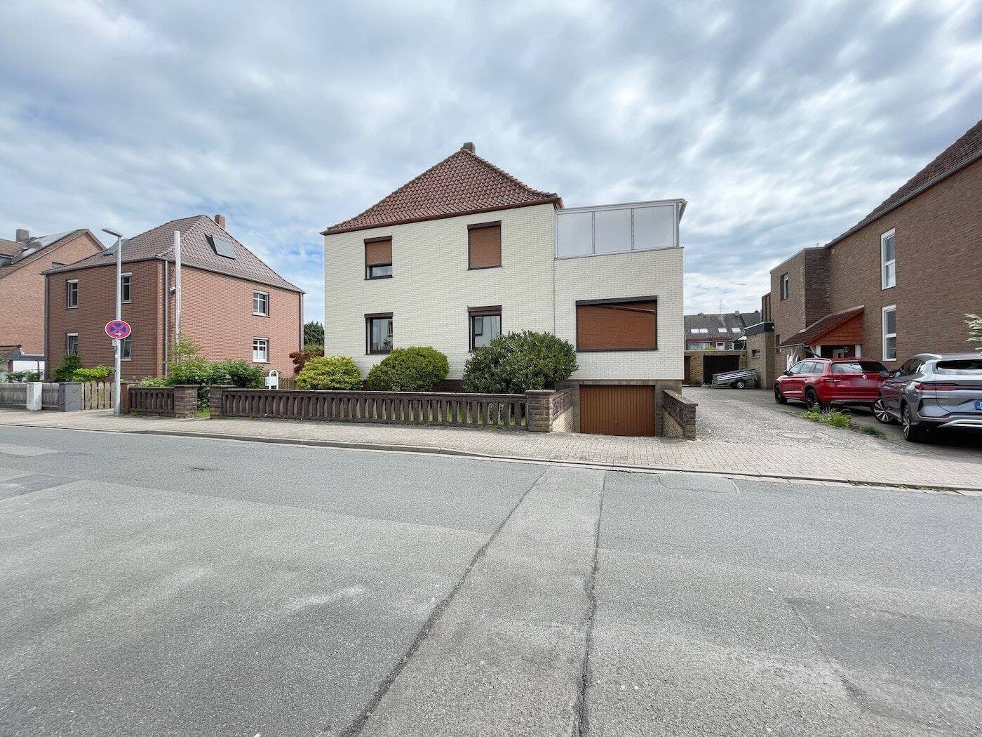 Charmantes Kaffeemühlenhaus mit 2 Wohnungen, 3 Garagen, Carport und großem Garten, 30823 Garbsen