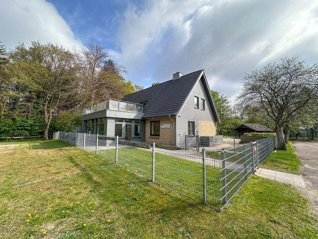 Vielseitiges Gebäudeensemble mit Geschichte – Schule, Kindergarten & Wohnhaus auf großem Grundstück, 25923 Braderup